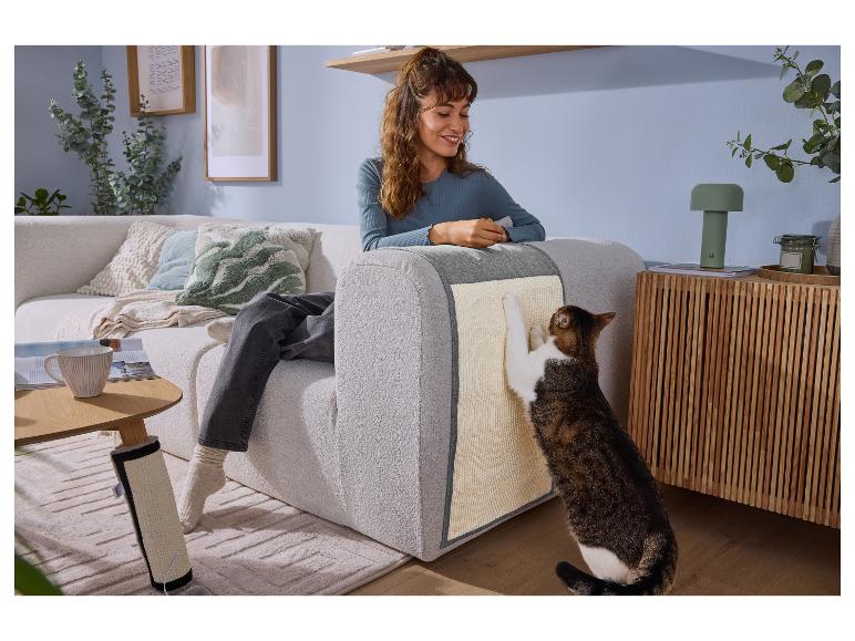 Femme sur un canapé avec un chat qui griffe un tapis à griffer.