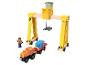 Un ensemble de jouets en bois avec une grue, une locomotive et un wagon.