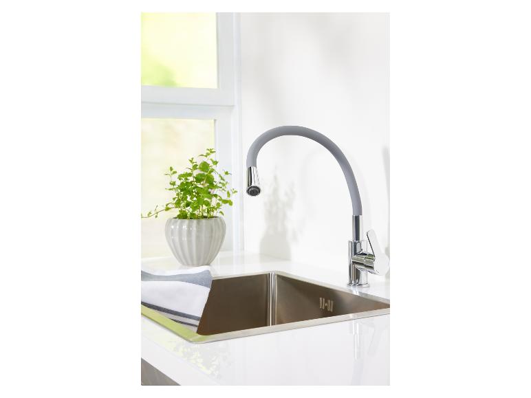 Robinet de cuisine moderne avec bec gris et évier en acier inoxydable.