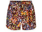 Short avec un motif ikat coloré et une bordure blanche avec des pompons.