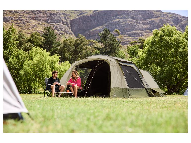 Tente de camping avec un couple jouant aux cartes en pleine nature.