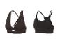Deux soutiens-gorge de sport noirs, l'un avec des bretelles croisées, l'autre avec des bretelles fines
