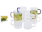 Tasses en verre avec des poignées colorées, remplies de thé et de citron