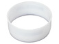 Anneau en plastique blanc pour un drain.