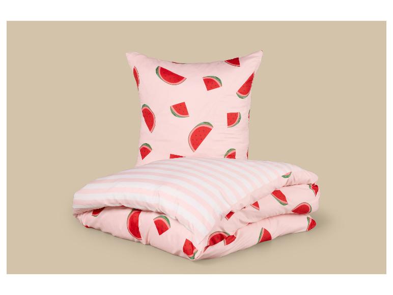 Parure de lit rose à motifs de pastèques et rayures, pliée sur fond beige.