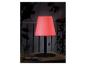 Lampe de table moderne à abat-jour rose, éclairage d'ambiance.
