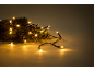 Guirlande lumineuse de Noël dorée sur des branches de sapin.