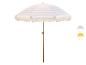Parasol de plage rayé beige et blanc avec franges.