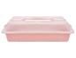 Boîte à gâteau rectangulaire en plastique rose avec couvercle transparent et poignée.