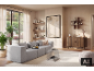 Salon moderne avec canapé modulaire gris, étagères en bois et grande fenêtre.