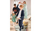 Une famille danse et joue dans le salon, un garçon porte un sweat à capuche bleu.