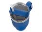 Mug isotherme bleu avec couvercle et paille.