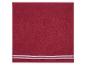 Serviette de bain rouge bordeaux à rayures blanches.