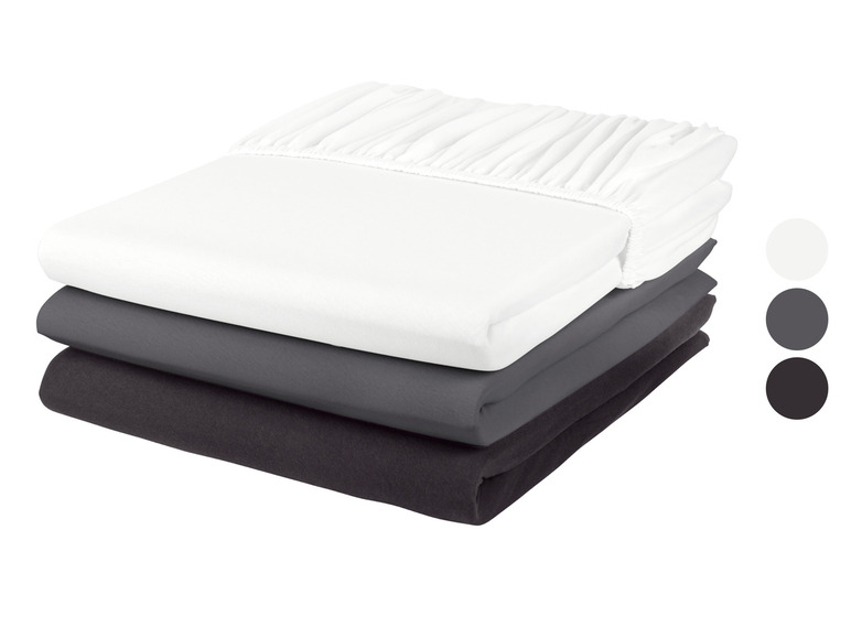 Draps-housses blancs, gris et noirs.