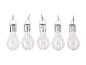 Cinq lampes solaires en forme d'ampoule, suspendues par des pinces.