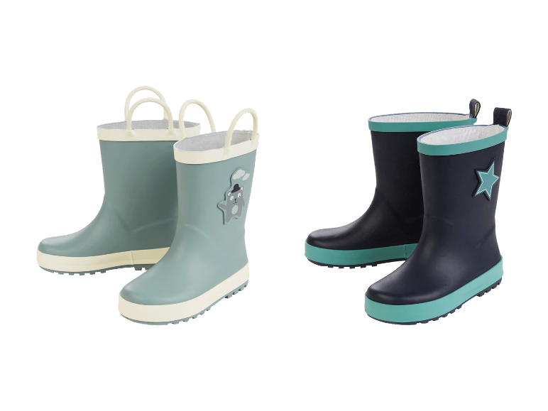 Deux paires de bottes de pluie pour enfants : bleu clair avec un ours et bleu marine avec une étoile.