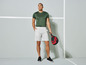 Un homme en tenue de sport tenant une raquette de paddle.