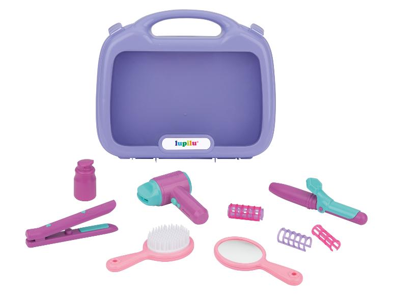 Un ensemble de coiffure jouet Lupilu avec une mallette violette, un sèche-cheveux, un lisseur, une brosse, un miroir et des bigoudis.