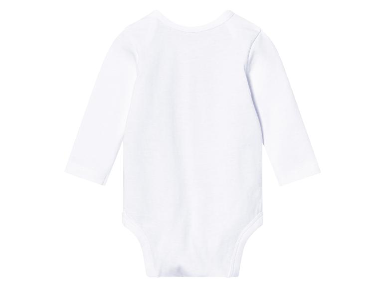 Un body blanc à manches longues pour bébé.