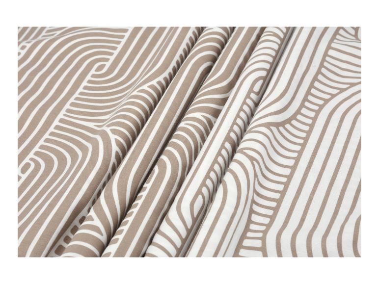 Gros plan d'un tissu rayé beige et blanc avec un motif ondulé.