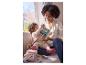 Maman et bébé jouent avec des jouets Little Dutch : un cube moelleux et un livre en tissu.