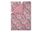 Parure de lit rose à motif floral avec un revers rose uni.