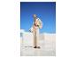 Pull fin beige, pantalon large et sandales : tenue estivale élégante.