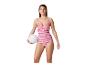 Femme en maillot de bain à motifs avec un ballon de volley
