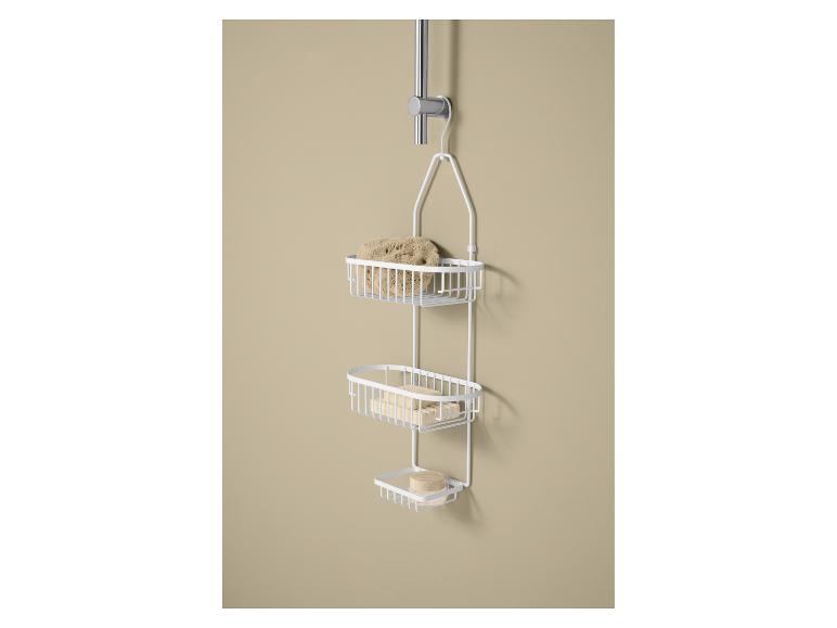 Étagère de douche blanche à trois niveaux avec éponge et savons.