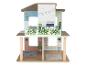 Maison de poupée en bois avec balcon et plantes vertes.