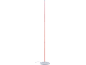 Une lampe sur pied émettant une lumière orange, sur fond noir.