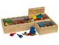 Un bac à sable en bois avec des compartiments de rangement pour les jouets.