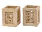 Deux bougeoirs en bois avec un motif tressé.
