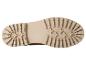 La semelle d'une chaussure beige avec une bande de roulement épaisse.