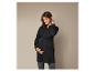 Femme enceinte portant une chemise noire et un pantalon gris.