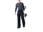 Homme en maillot thermique gris et pantalon de ski bleu foncé tenant un snowboard.
