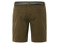 Short vert avec une ceinture rayée.