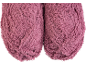 Gros plan de deux pantoufles roses moelleuses avec une surface texturée et bouclée.