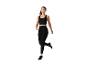 Femme courant vêtue de leggings et d'un top noirs.