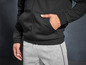 Un sweat-shirt à capuche noir et un pantalon de survêtement gris avec un logo blanc.
