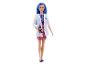 Barbie avec une blouse de laboratoire blanche et un microscope.