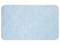 Un tapis de bain bleu clair avec un motif géométrique.