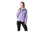 Femme en veste polaire violette et leggings noirs.