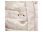 Détail d'une veste d'hiver beige avec une fermeture éclair et un cordon.
