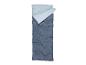 Sac de couchage bleu marine et bleu clair pour le camping.