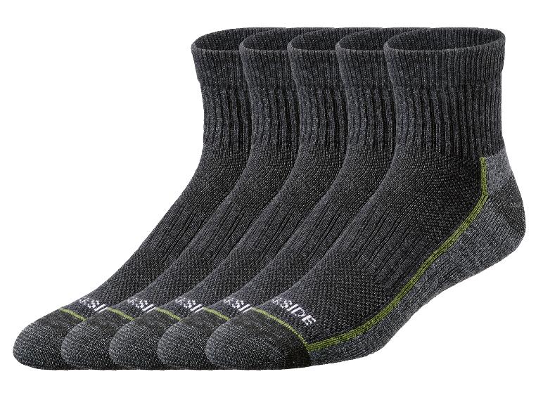 Quatre paires de chaussettes gris foncé avec côtes et détails verts.