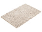 Tapis de bain beige avec une texture moelleuse.