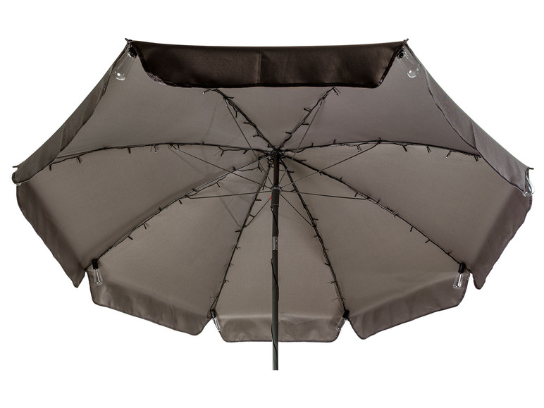 Un parasol gris avec une guirlande lumineuse intégrée.