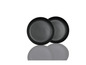 Deux assiettes noires sur un fond blanc