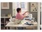Femme cousant à sa table de travail avec le kit de fils à coudre CRELANDO®.